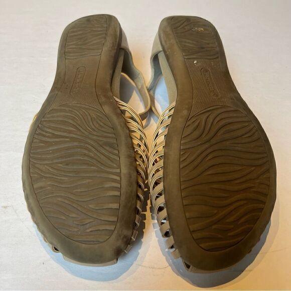 Women's BareTraps T Strap Sandals Taupe  Size 10M Closed Toe Flats - Picture 5 of 9